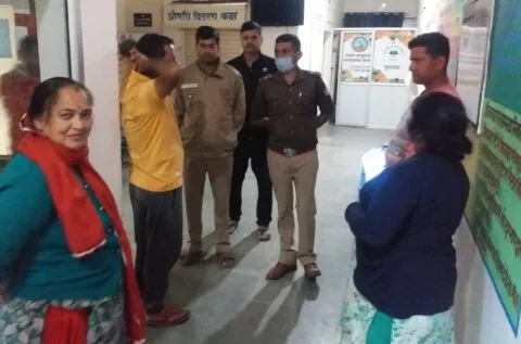 नैनीताल: अस्पताल के बाहर नवजात को फेंककर भागने लगी अविवाहित युवती, मचा हड़कंप
