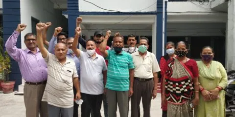 हल्द्वानी: पानी की आस में ईई दफ्तर के बाहर घंटों बैठे रहे तिलकनगर के लोग, आश्वासन तक नहीं मिला