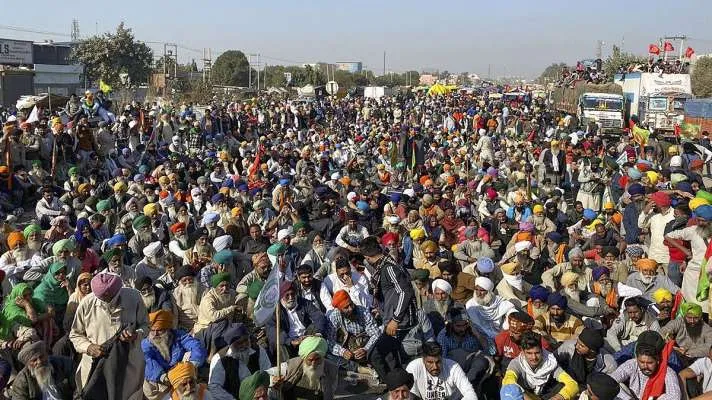 लखीमपुर की घटना पर किसानों ने दिखाया आक्रोश, सिंघू बॉर्डर पर किया प्रदर्शन