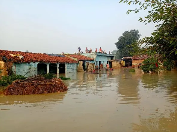 आफत की बारिश: बरेली में बाढ़ जैसी स्थिति, कई गांवों में लोग छतों पर रहने को मजबूर, खाने-पीने के भी लाले