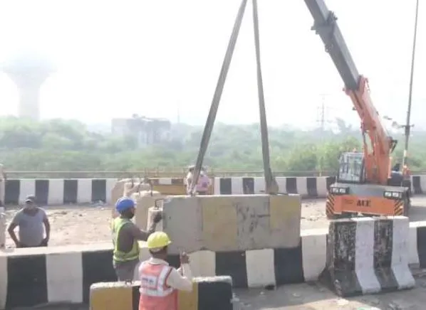 किसान आंदोलन: गाजीपुर बॉर्डर से हटने लगे बैरिकेड और कंटीले तार, खुला टिकरी बॉर्डर का रास्ता