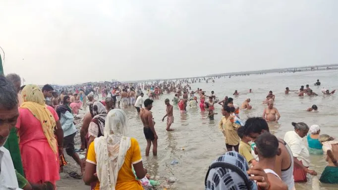 गजरौला: पितृ विसर्जन अमावस्या पर सैकड़ों श्रद्धालुओं ने किया स्नान, हाईवे पर लगा लंबा जाम