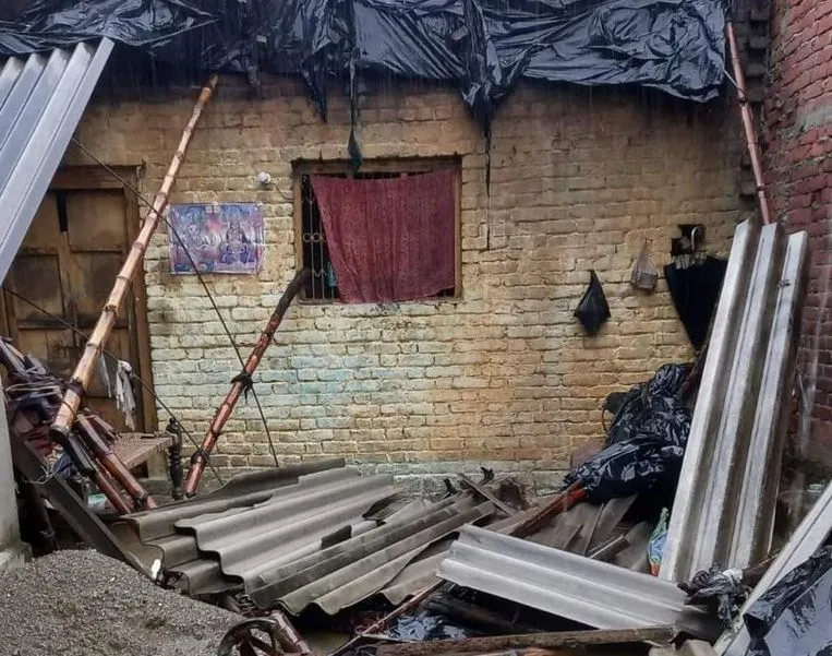 पीलीभीत: सिर से छत उड़ा कर ले गई आंधी और बारिश, लगातार बारिश से गिरने लगे कच्चे मकान