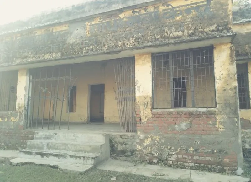 पीलीभीत: जर्जर हालत में पहुंच गया 10 लाख का भवन