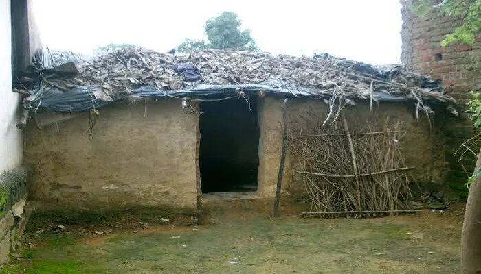 रायबरेली: अधूरा रह गया पक्की छत का सपना, झोपड़ी में रहने को मजबूर हैं ग्रामीण