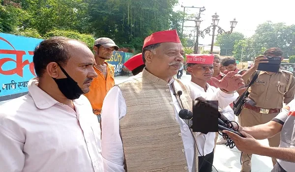 मुरादाबाद: सपा राष्ट्रीय अध्यक्ष की गिरफ्तारी से सपाइयों में उबाल, कहा-राज्य सरकार किसानों की हत्या के आरोपी