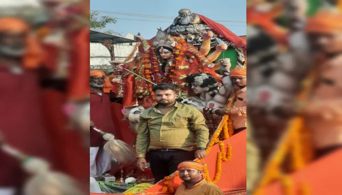 बाराबंकी: दुर्गा मां की प्रतिमा का हुआ विसर्जन, धूम-धाम से निकला जुलूस