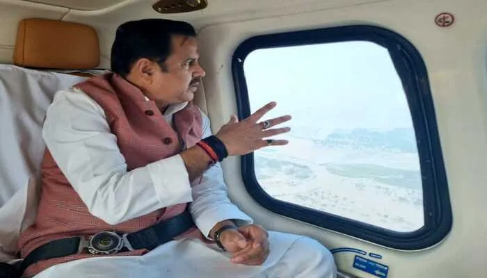 बाराबंकी: जलशक्ति मंत्री ने बाढ़ग्रस्त क्षेत्रों का किया हवाई सर्वेक्षण, पीड़ितों को दिया आश्वासन