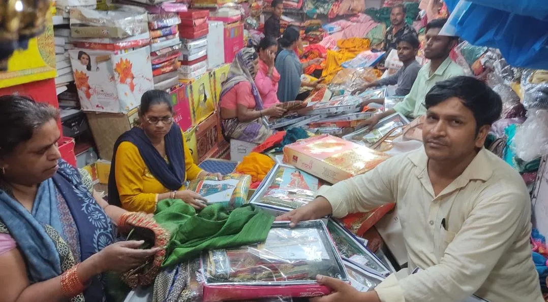 पीलीभीत: करवाचौथ से पहले बाजार में रौनक, महिलाओं ने जमकर की खरीदारी