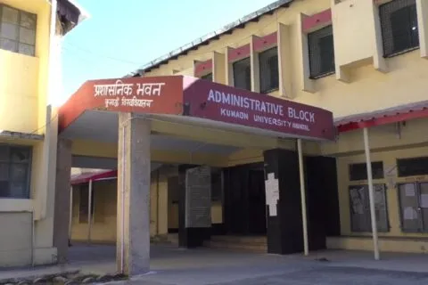 नैनीताल: कुमाऊं विश्वविद्यालय के केपी छात्रावास का बरामदा झील में गिरा, बढ़ा खतरा