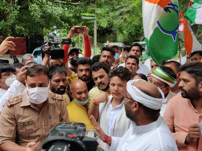 राजभवन के सामने धरने पर बैठे कांग्रेस प्रदेश अध्यक्ष अजय कुमार लल्लू और कार्यकर्ता