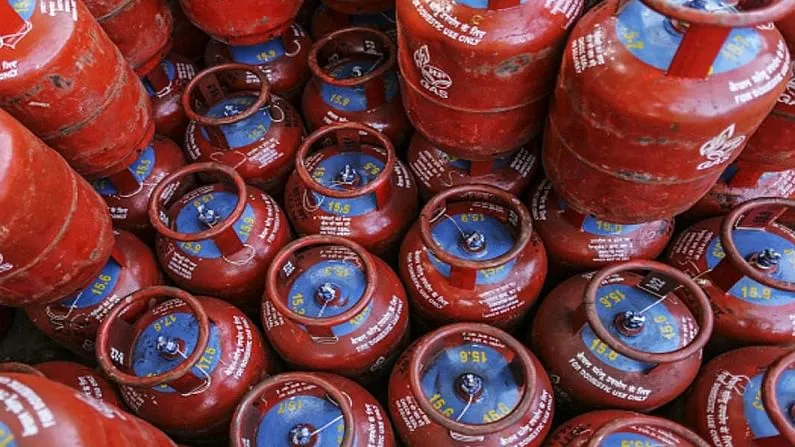 LPG Price Cut: आज से इतने रुपये सस्‍ता हो गया एलपीजी सिलिंडर, जानिए अब कितने पैसे देने होंगे...