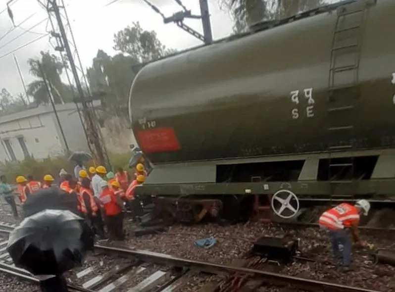 रामपुर: शंटिंग के दौरान पटरी से उतरा मालगाड़ी का डिब्बा