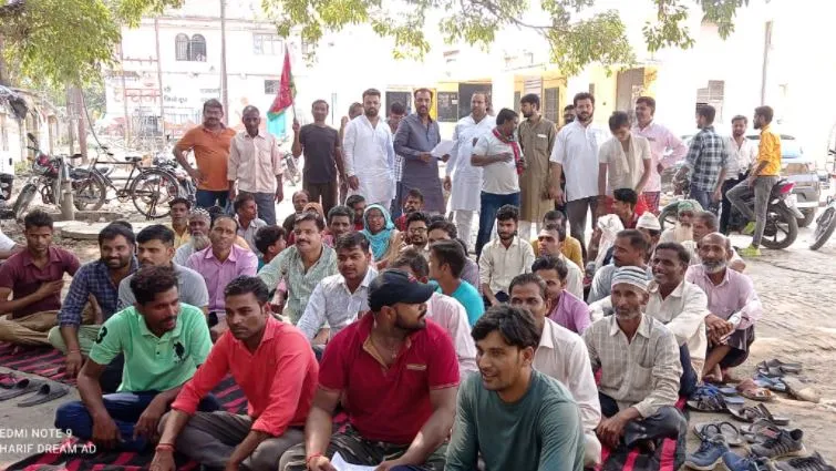 मीरगंज: वोल्टेज कम होने की समस्या को लेकर ग्रामीणों ने बिजली घर पर दिया धरना