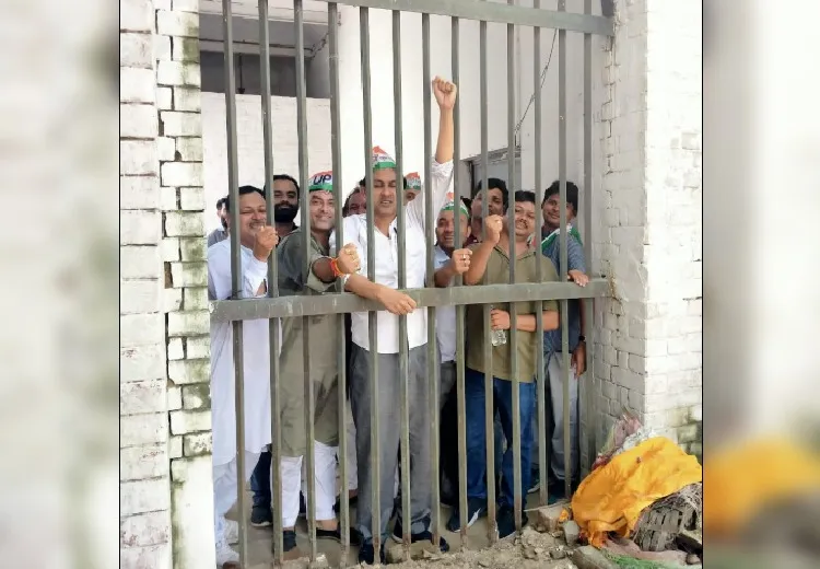 मुरादाबाद: प्रियंका गांधी की रिहाई के लिए कांग्रेसियों का प्रदर्शन, पुलिस ने हिरासत में लिया