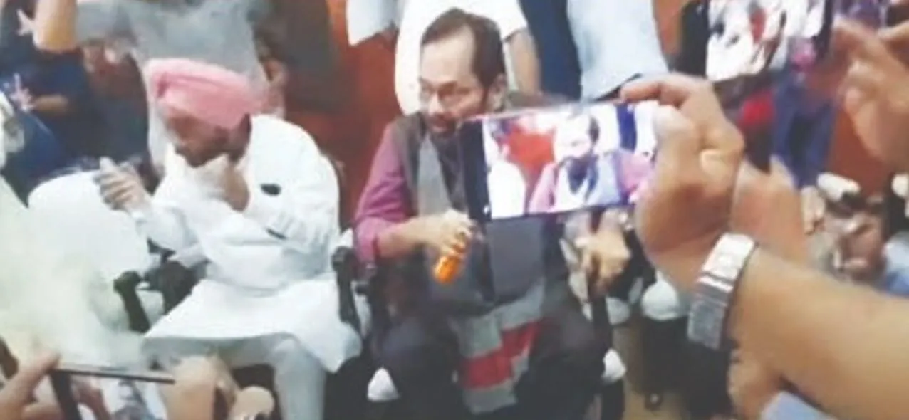 रामपुर: केंद्रीय मंत्री मुख्तार अब्बास नकवी की प्रेस कांफ्रेंस में गिरी सीलिंग, मची भगदड़