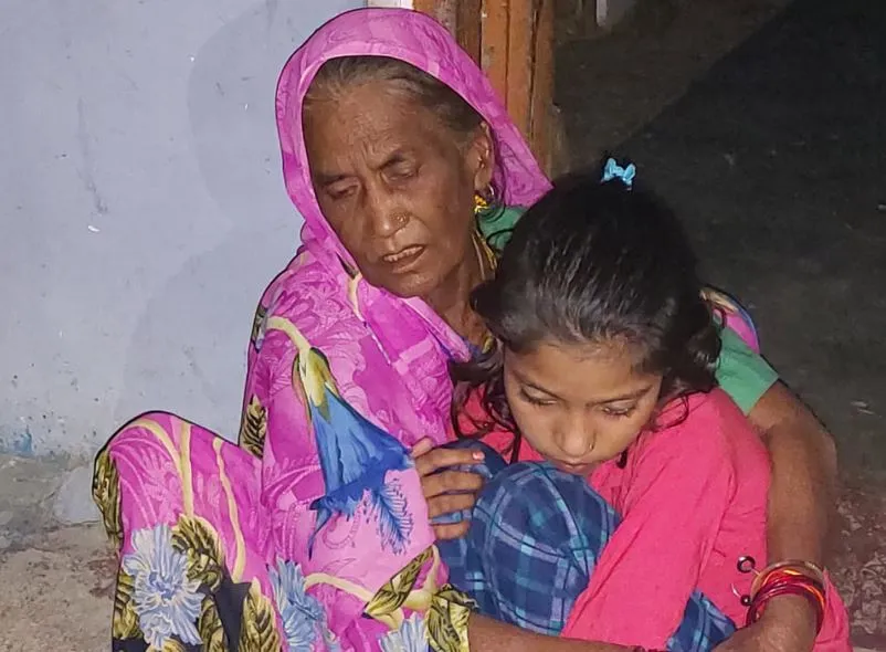 पीलीभीत: फंदे पर पति, तो जमीन पर पड़ा मिला पत्नी का लहूलुहान शव