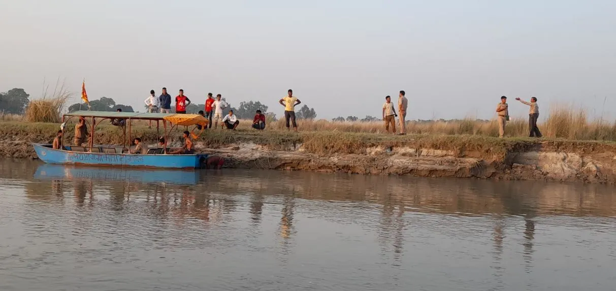 बदायूं: मूर्ति विसर्जन को आए 4 श्रृद्धालु गंगा में डूबे, तलाश में जुटे पीएसी जवान और गोताखोर