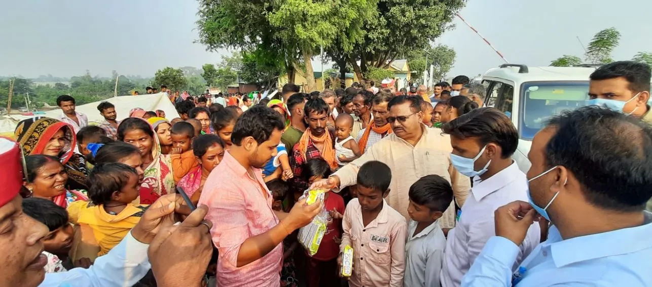 पीलीभीत: भाजपा विधायक आपदाग्रस्त क्षेत्र में पुहंचे कहा- घर गिरने वाले पीड़ितों को दिलाएंगे मुआवजा
