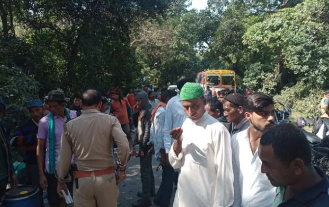 पीलीभीत: बस अनियंत्रित होकर पेड़ में घुसी, 12 से ज्यादा लोग घायल