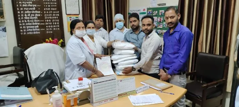 पीलीभीत: युवा व्यापारियों ने स्वास्थ्य विभाग को दी 50 पीपीई किट