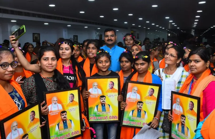 पीलीभीत: नारी सशक्तिकरण अभियान समारोह में छात्राओं ने डीएम से पूछे सवाल