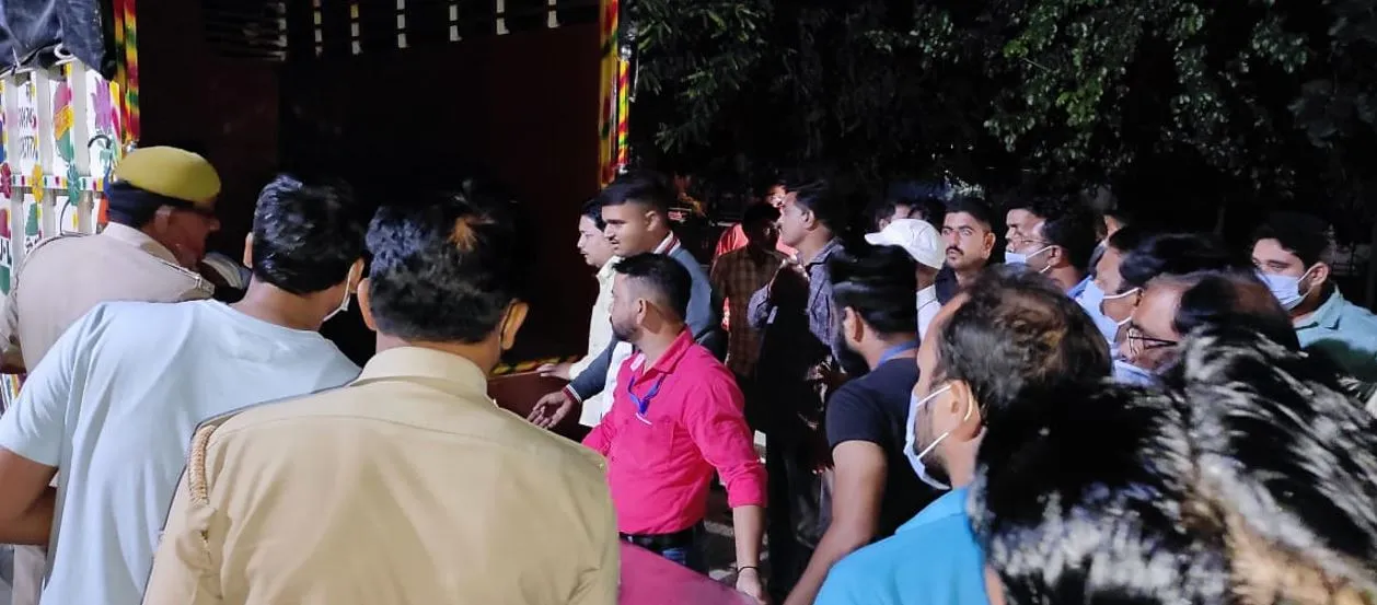 पीलीभीत: कार पर पलटा ट्रक, दो की मौत, एक घायल