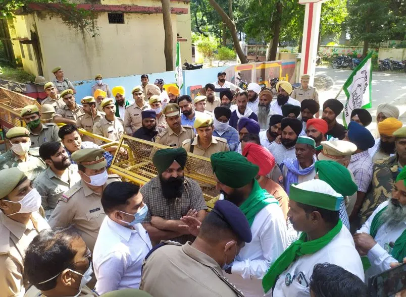 पीलीभीत: कृषि भवन के बाहर किसान नेताओं का धरना, अफसरों से नोकझोंक