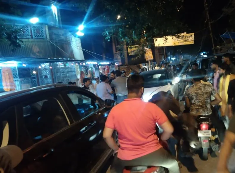 पीलीभीत: कार निकालने को लेकर थाने से 50 मीटर पर दो पक्ष भिड़े, पुलिस अनजान
