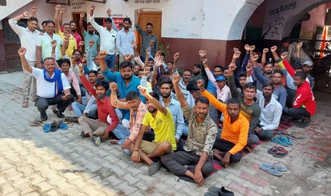 पीलीभीत: मानदेय को लेकर तीसरे दिन भी सफाई कर्मचारियों ने दिया धरना, अनिश्चितकालीन हड़ताल पर जाने की दी चेतावनी