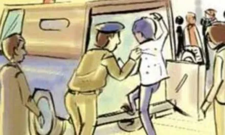 बरेली: जुआरी घर में दबिश, महिलाओं ने पुलिस को रोका