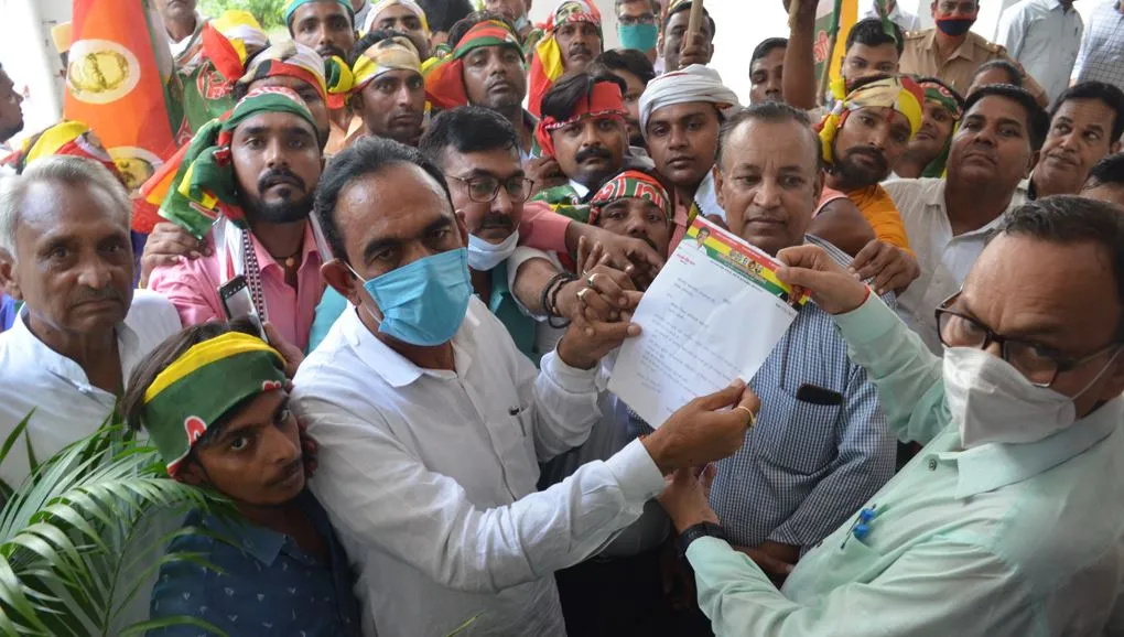बरेली: कलेक्ट्रेट का सुरक्षा चक्र तोड़ अंदर घुसे प्रसपा लोहिया के कार्यकर्ता