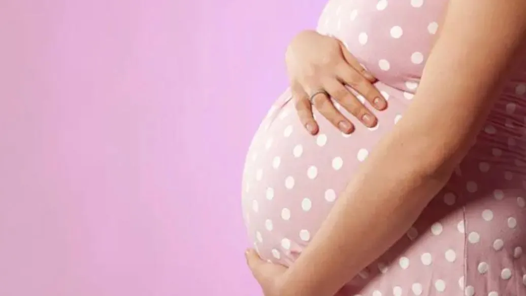 प्रसव पीड़ा होने पर आदिवासी महिला पहुंची अस्पताल, घंटों बाहर बिठाए रखने का आरोप