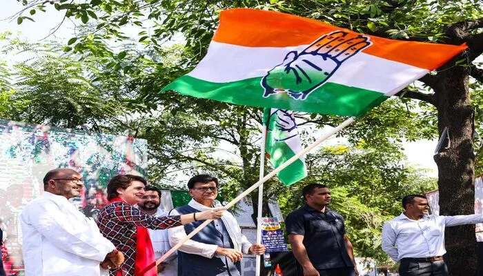 प्रियंका गांधी ने 7 बड़ी घोषणाओं के साथ रवाना किया ‘प्रतिज्ञा रथ’