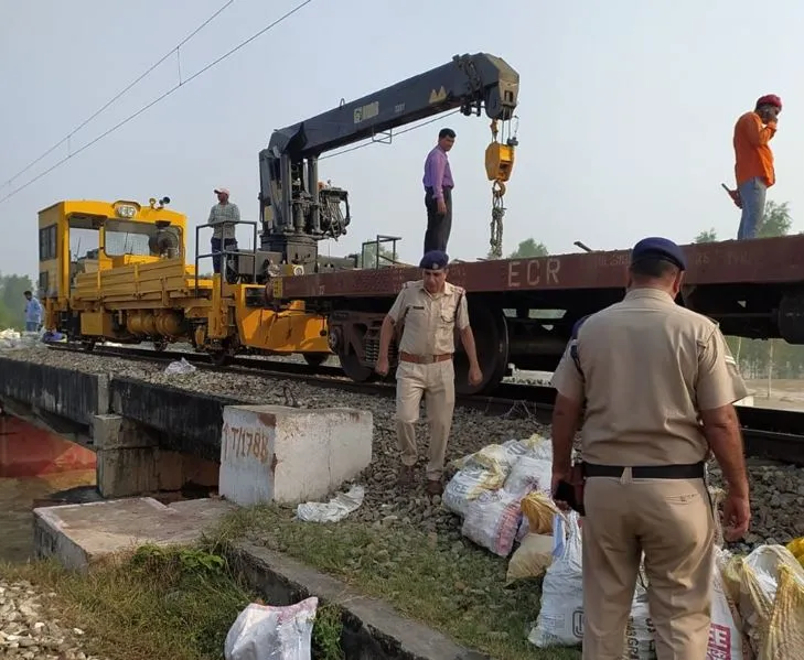 रामपुर: कुंडा मंदिर के पास रेल लाइन धंसी, ट्रेन संचालन रोका