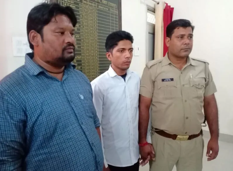 रामपुर: रिश्वत लेते लेखपाल और उसके गुर्गे को एंटी करप्शन टीम ने दबोचा