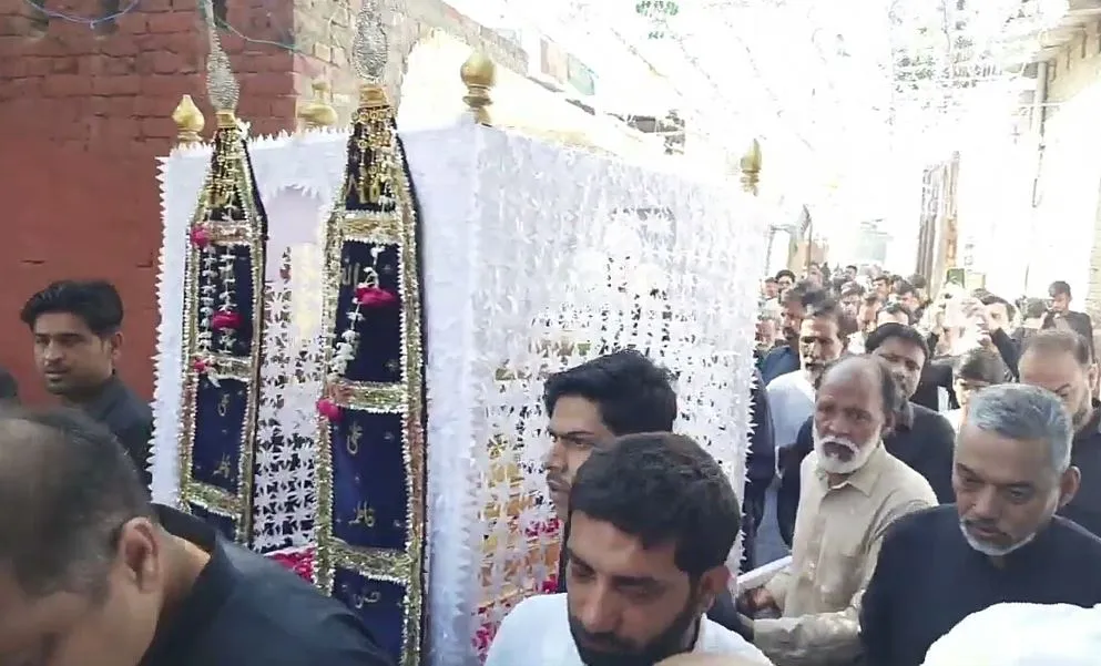 रामपुर: आगापुर स्थित कर्बला में निकला चुपताजिया