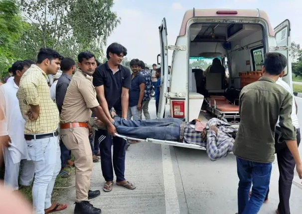 रामपुर: सड़क हादसे में प्लाईवुड कंपनी में काम करने वाले कर्मी की मौत, साथी घायल