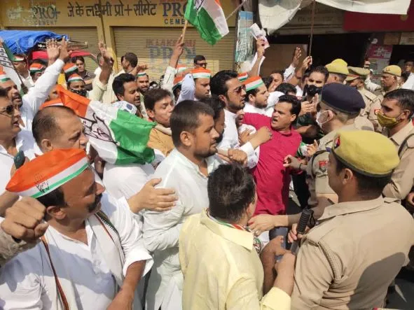 रामपुर: सीतापुर जा रहे कांग्रेसी गिरफ्तार, पुलिस से नोकझोंक