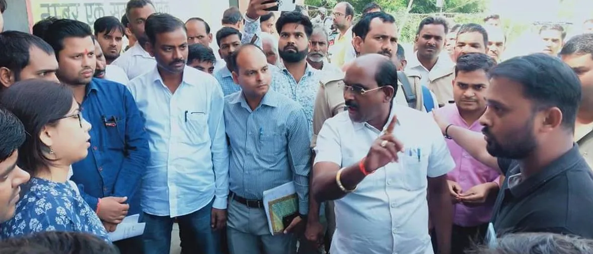 शाहजहांपुर: तहसीलदार ने किया नजरअंदाज तो आगबबूला हुए विधायक रोशनलाल
