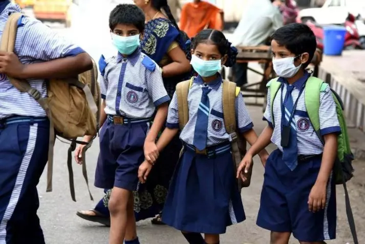 Covid-19: 19 माह बाद भी दुनिया भर के आधे स्कूलों में ही हो रही पढ़ाई