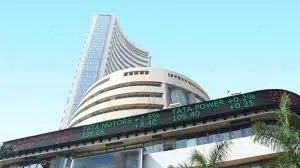 शुरुआती कारोबार में सेंसेक्स 100 अंक से अधिक फिसला, निफ्टी 18,100 से नीचे