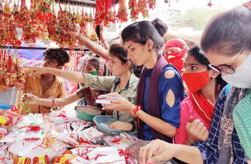 Survey: ईंधन की कीमतों में वृद्धि, कोविड से दिल्ली में त्योहार के दौरान खरीदारी पर पड़ा असर