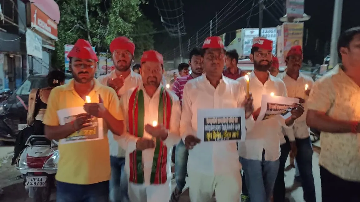 अमेठी में सड़कों पर उतरे सपाई, कैंडल मार्च निकाल जताया विरोध