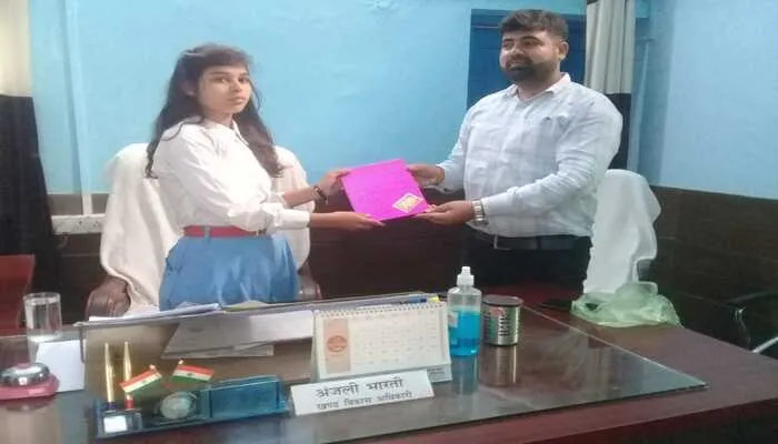 कुशीनगर: मिशन शक्ति अभियान के तहत अंजली भारती को बनाया गया एक दिन का बीडीओ
