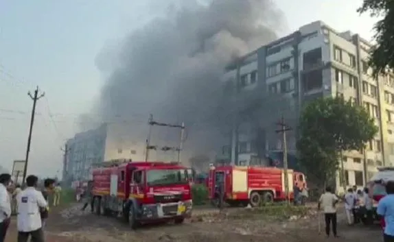 गुजरात की पैकिजिंग फैक्ट्री में भीषण आग, दो की मौत, बचाव कार्य जारी