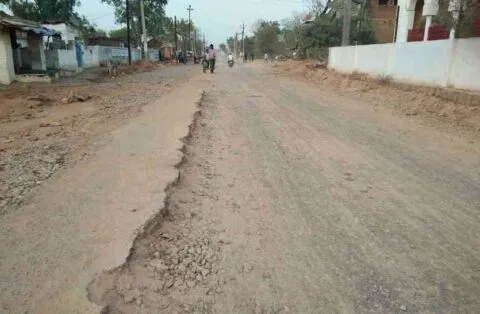 शांतिपुर: 6 दिन भी नहीं चल सकी 6 लाख में बन रही सड़क