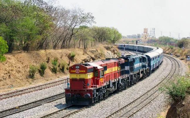 बरेली: किसान एक्सप्रेस से उतरते समय यात्री के कटे दोनों पैर, लहूलुहान हालत में अस्पताल में भर्ती