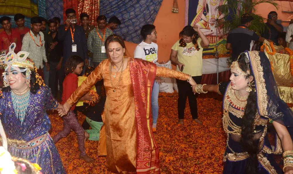 बरेली: पति पप्पू गिरधारी को गोपी बना कैबिनेट मंत्री रेखा आर्य ने खेली फूलों की होली