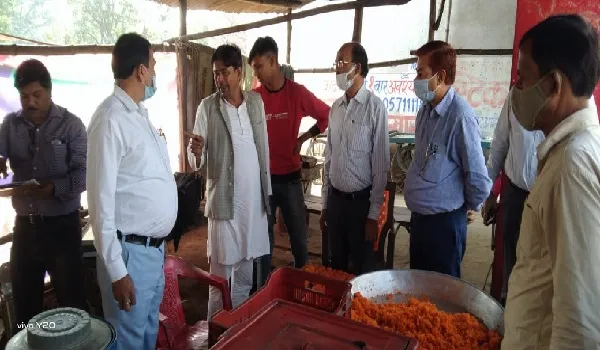 मुरादाबाद : खाद्य सुरक्षा विभाग की टीम ने छापेमारी कर पकड़ी आठ कुंतल मिलावटी मिठाई